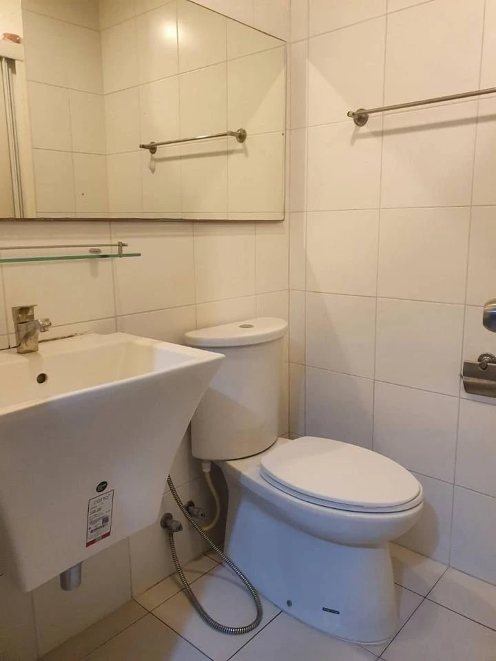 For sale: Aspire Ngamwongwan, 4th floor, corner room, with good wallpaper, fully decorated, don't miss out.