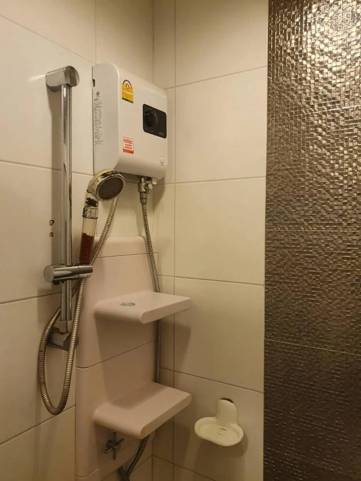 For sale: Aspire Ngamwongwan, 4th floor, corner room, with good wallpaper, fully decorated, don't miss out.