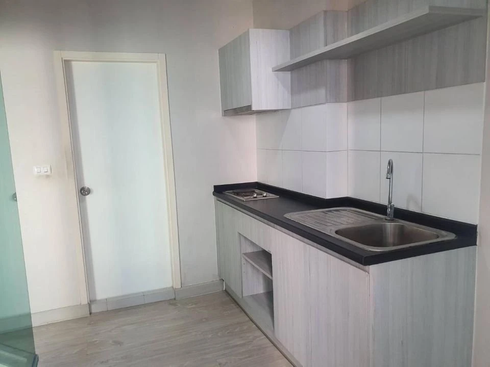 For sale: Aspire Ngamwongwan, 4th floor, corner room, with good wallpaper, fully decorated, don't miss out.