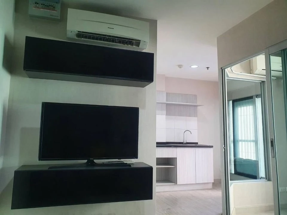For sale: Aspire Ngamwongwan, 4th floor, corner room, with good wallpaper, fully decorated, don't miss out.