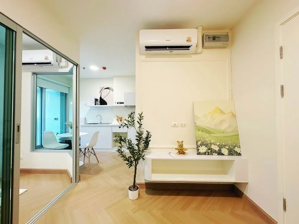 Selling Aspire Rama 4, beautifully decorated unit with complete functionality, built-in curved wardrobes, comfortable living, in the heart of the city
