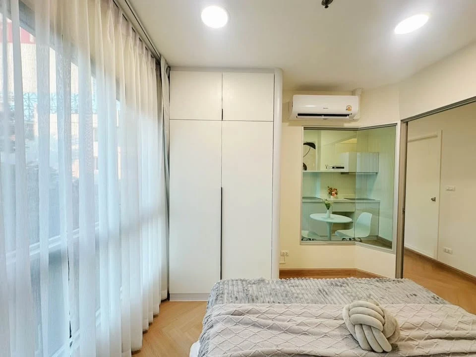 Selling Aspire Rama 4, beautifully decorated unit with complete functionality, built-in curved wardrobes, comfortable living, in the heart of the city
