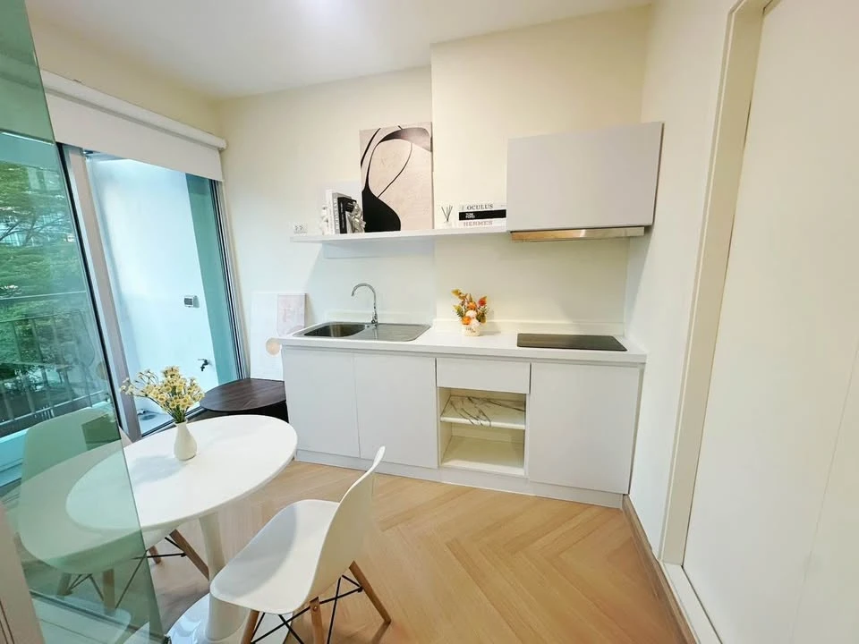 Selling Aspire Rama 4, beautifully decorated unit with complete functionality, built-in curved wardrobes, comfortable living, in the heart of the city