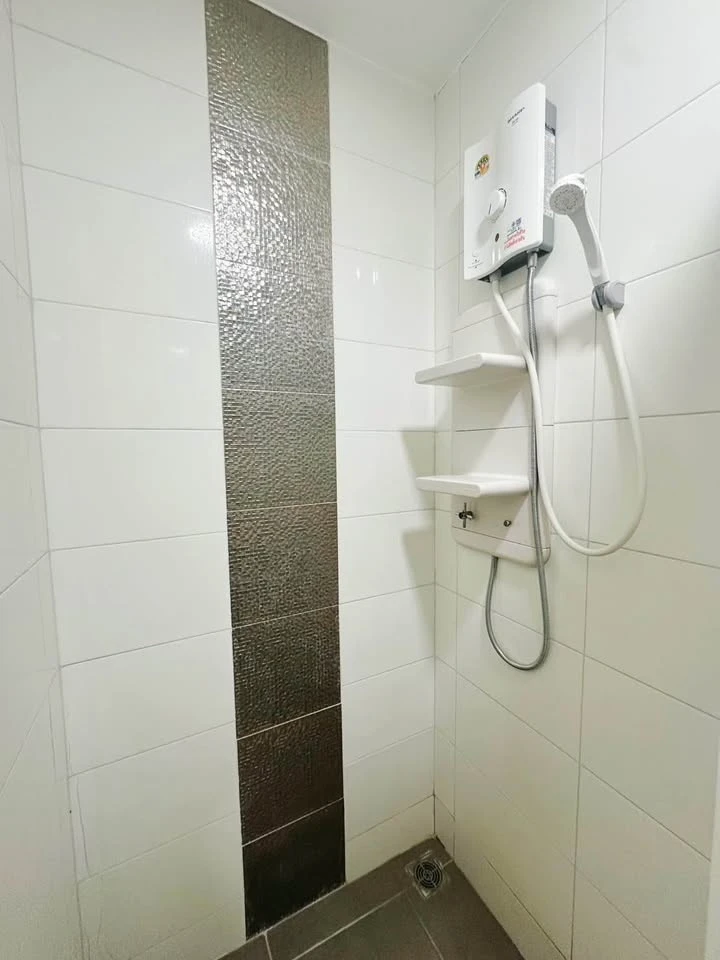 Selling Aspire Rama 4, beautifully decorated unit with complete functionality, built-in curved wardrobes, comfortable living, in the heart of the city
