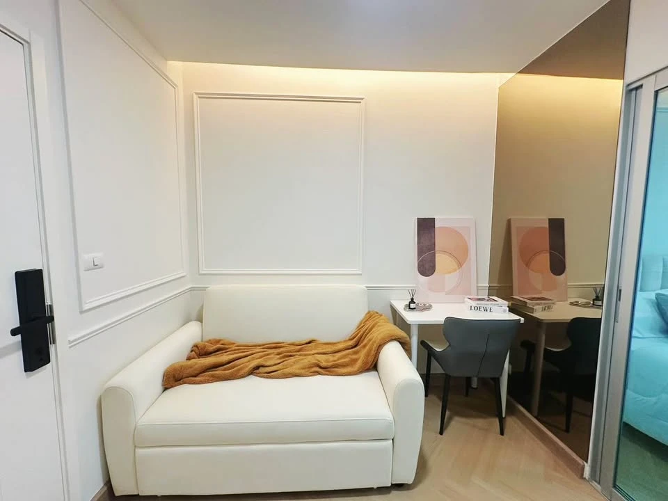 Selling Aspire Rama 4, beautifully decorated unit with complete functionality, built-in curved wardrobes, comfortable living, in the heart of the city