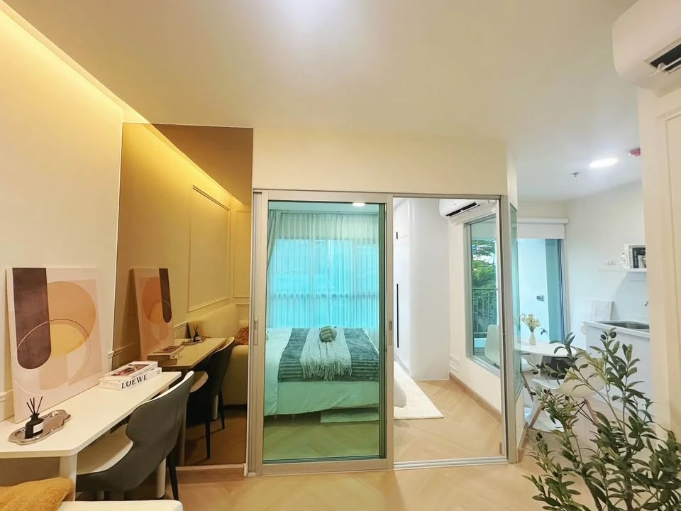 Selling Aspire Rama 4, beautifully decorated unit with complete functionality, built-in curved wardrobes, comfortable living, in the heart of the city