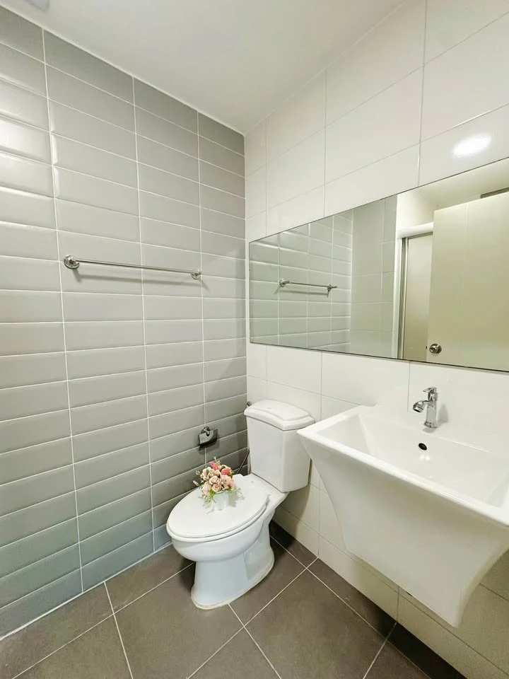 Selling Aspire Rama 4, beautifully decorated unit with complete functionality, built-in curved wardrobes, comfortable living, in the heart of the city