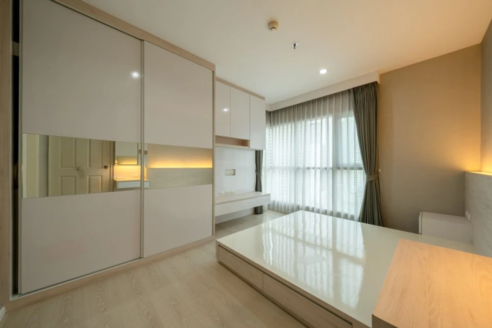Selling Aspire Rama 9, 16th floor. Spacious and comfortable unit, fully furnished. Interested? Book now! Limited time offer!