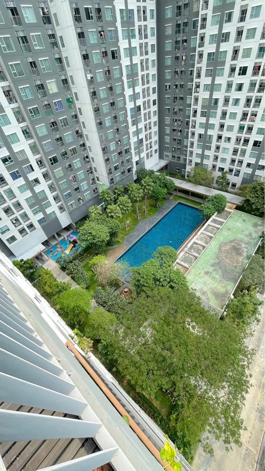 For sale: Aspire Rattanathibet 2, spacious room, lots of usable space, comes with a large sofa, comfortable to sit on, view of the garden, reserve now
