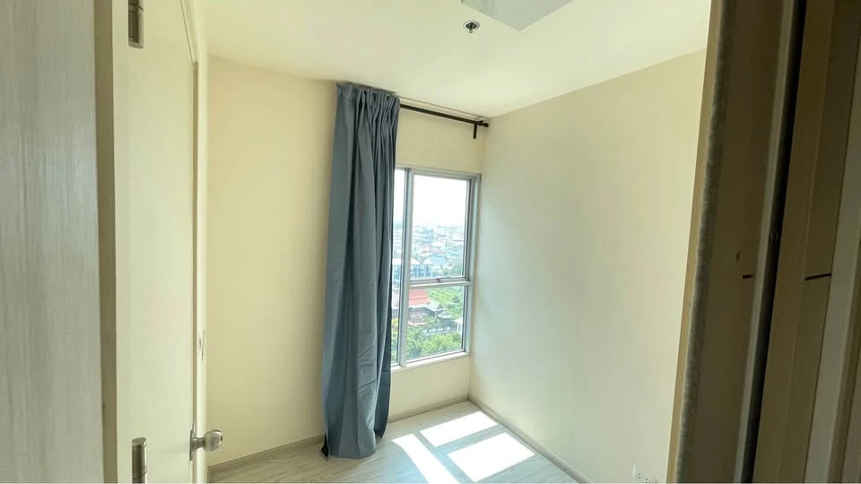 For sale: Aspire Rattanathibet 2, spacious room, lots of usable space, comes with a large sofa, comfortable to sit on, view of the garden, reserve now