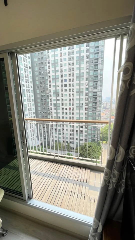 For sale: Aspire Rattanathibet 2, spacious room, lots of usable space, comes with a large sofa, comfortable to sit on, view of the garden, reserve now
