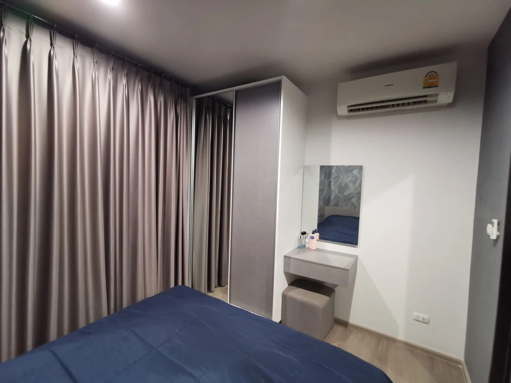 Selling Aspire Sathorn - Taksin (Copper Zone), 19th floor, pool view, good ventilation, high-quality wallpaper. Book now!