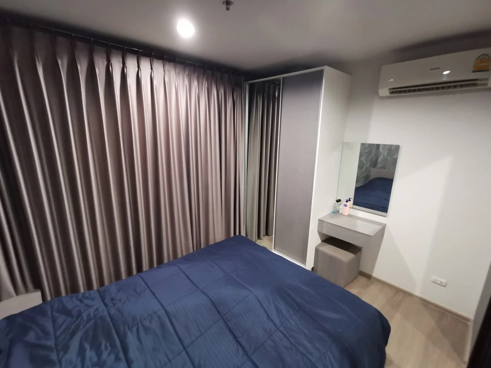Selling Aspire Sathorn - Taksin (Copper Zone), 19th floor, pool view, good ventilation, high-quality wallpaper. Book now!