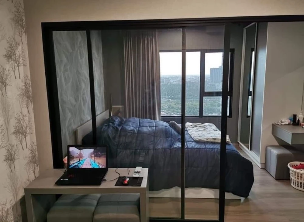 Selling Aspire Sathorn - Taksin (Copper Zone), 19th floor, pool view, good ventilation, high-quality wallpaper. Book now!