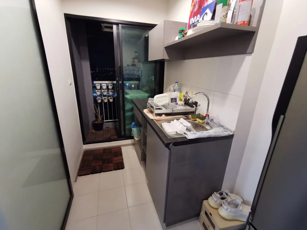 Selling Aspire Sathorn - Taksin (Copper Zone), 19th floor, pool view, good ventilation, high-quality wallpaper. Book now!