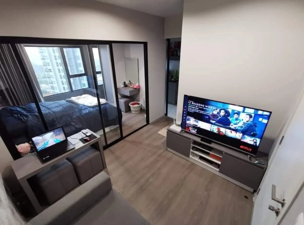 Selling Aspire Sathorn - Taksin (Copper Zone), 19th floor, pool view, good ventilation, high-quality wallpaper. Book now!