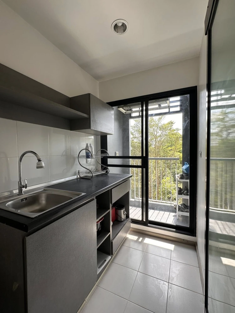 Selling Aspire Sathorn - Taksin (Copper Zone) unit on the 4th floor. Fully furnished and in a great location. Book now!