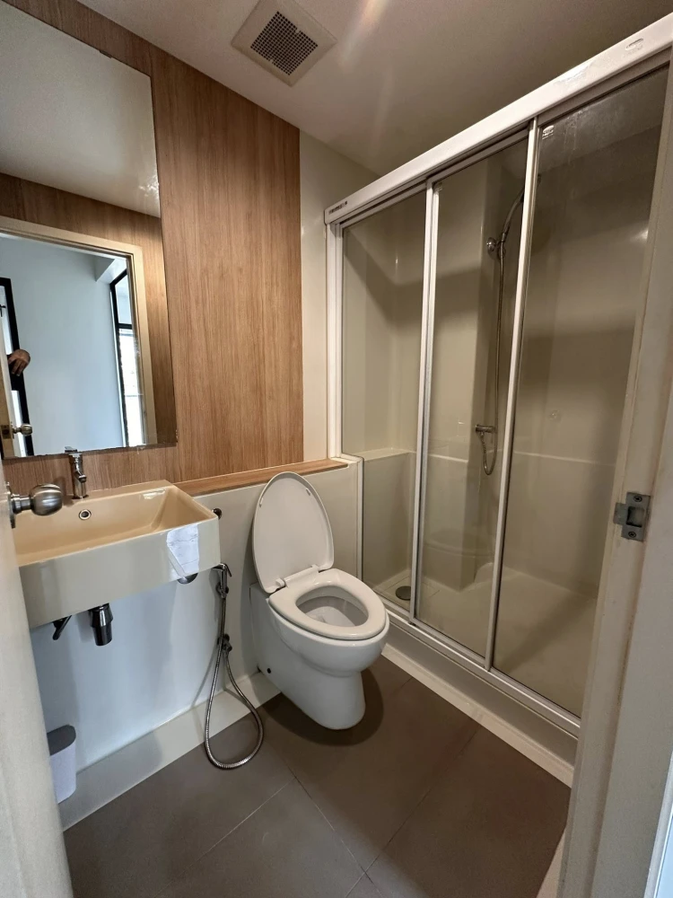 Selling Aspire Sathorn - Taksin (Copper Zone) unit on the 4th floor. Fully furnished and in a great location. Book now!