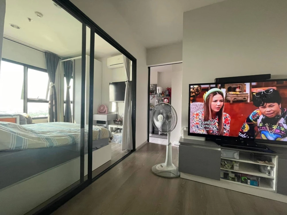 Selling Aspire Sathorn - Taksin (Copper Zone) condo. Nice unit in a great location with convenient transportation. Fully furnished. Book now!