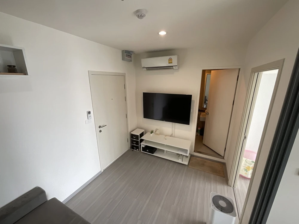 Selling a great-living unit at Aspire Sathorn-Ratchaphruek. Excellent location, unobstructed view. Don't miss this opportunity!