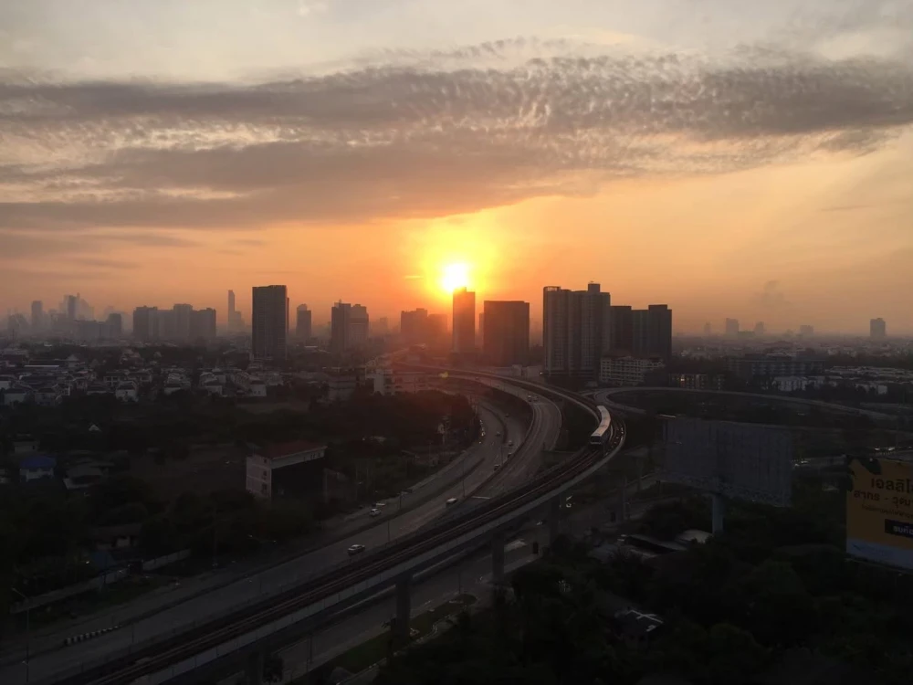 Selling a great-living unit at Aspire Sathorn-Ratchaphruek. Excellent location, unobstructed view. Don't miss this opportunity!