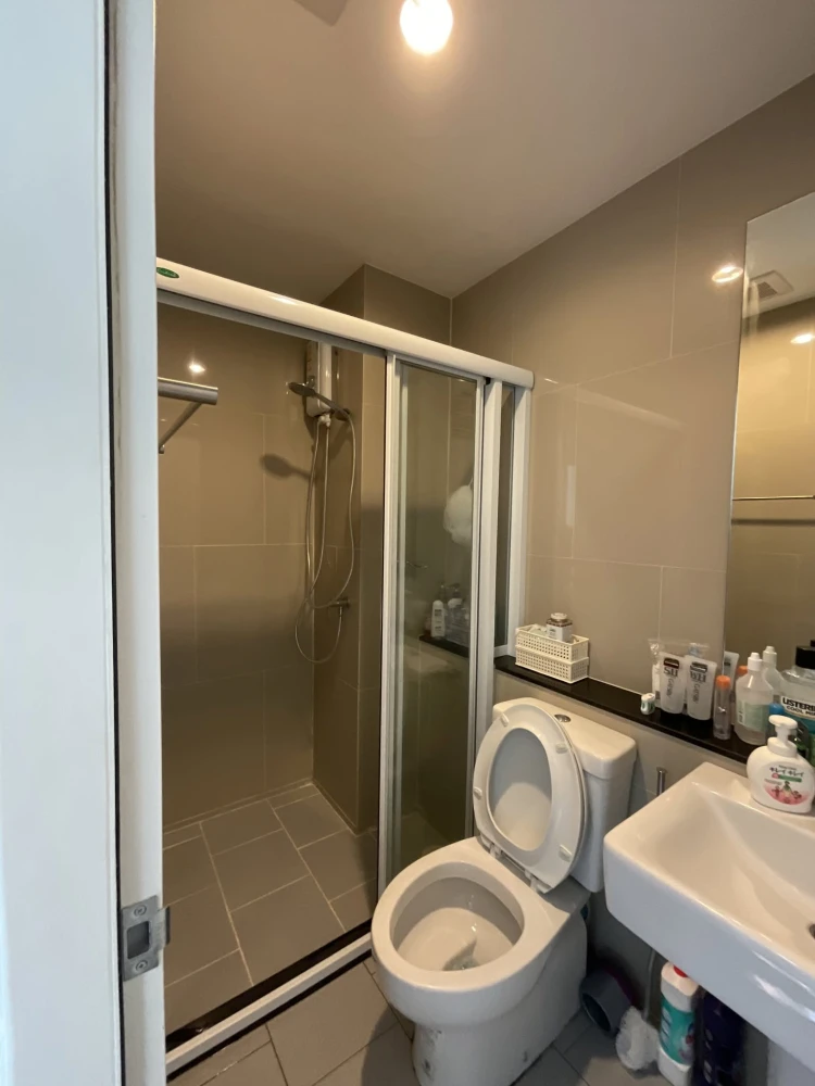 Selling a great-living unit at Aspire Sathorn-Ratchaphruek. Excellent location, unobstructed view. Don't miss this opportunity!