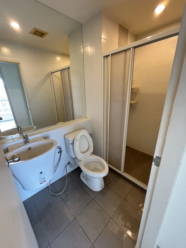 Selling unfurnished high-floor units at Aspire Sathorn-Taksin (Timber Zone). Book now!