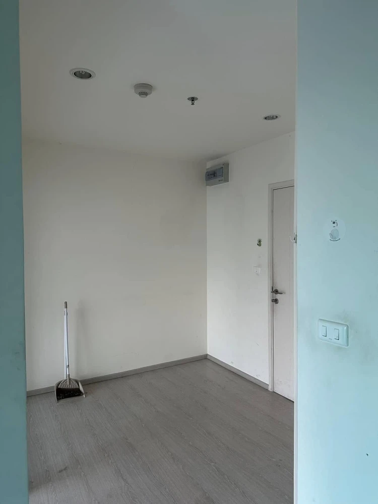 For sale: Aspire Sathorn-Taksin (Timber Zone), empty room, clean, airy, very good condition, washing machine included. Don't miss out!