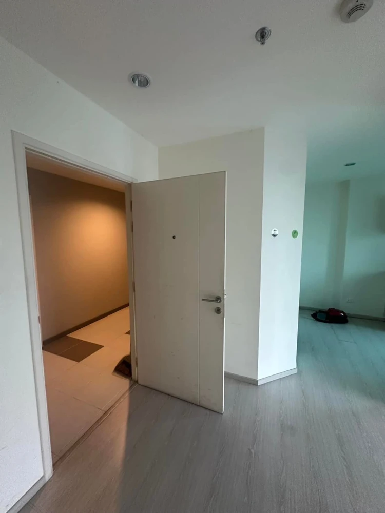 For sale: Aspire Sathorn-Taksin (Timber Zone), empty room, clean, airy, very good condition, washing machine included. Don't miss out!