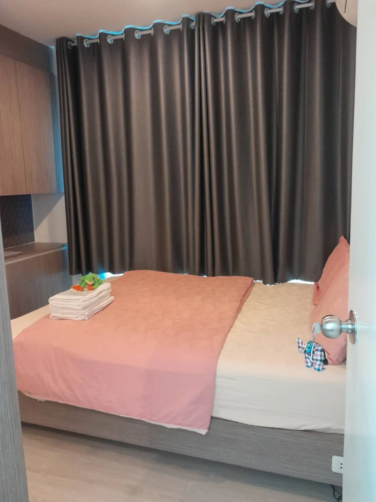 Selling a 2-bedroom Aspire Sathorn Thapra apartment. Features high-quality wallpaper and a bright, unobstructed view. Don't miss out!