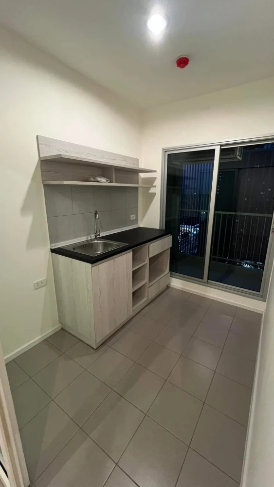 Selling an unfurnished unit at Aspire Sathorn Thapra. High floor, beautiful view, very livable. Book now!