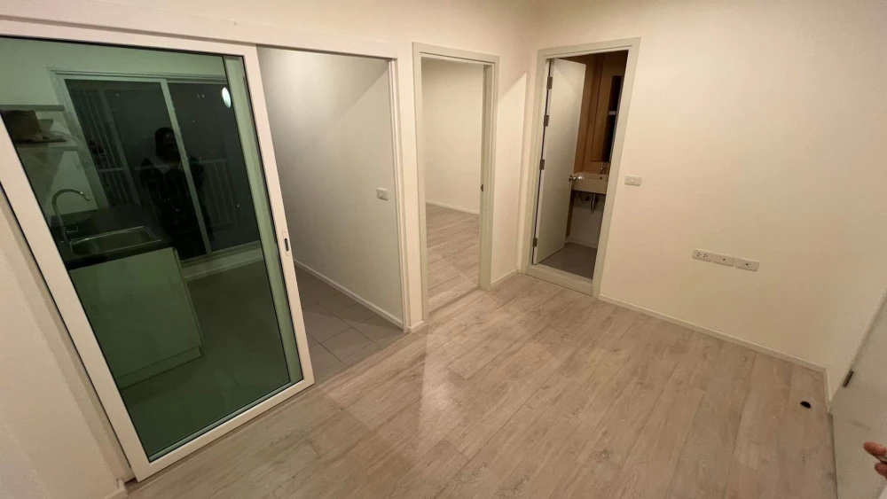 Selling an unfurnished unit at Aspire Sathorn Thapra. High floor, beautiful view, very livable. Book now!
