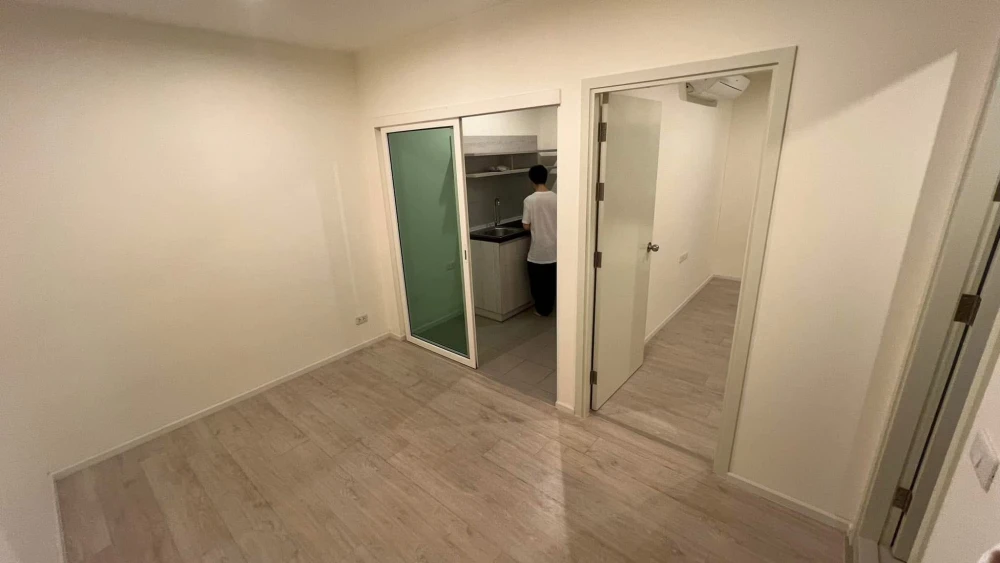 Selling an unfurnished unit at Aspire Sathorn Thapra. High floor, beautiful view, very livable. Book now!