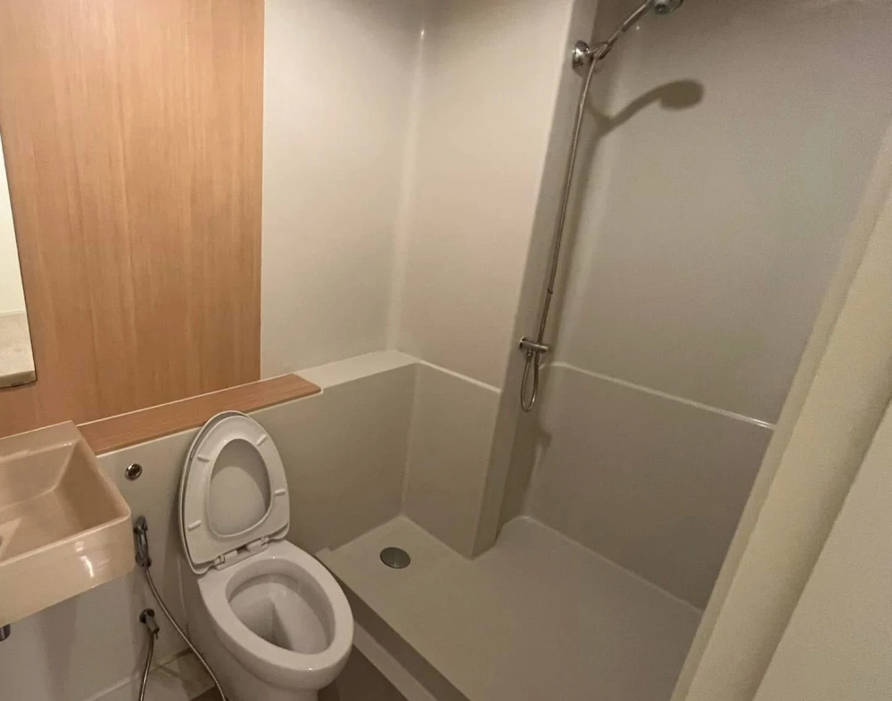Selling an unfurnished unit at Aspire Sathorn Thapra. High floor, beautiful view, very livable. Book now!