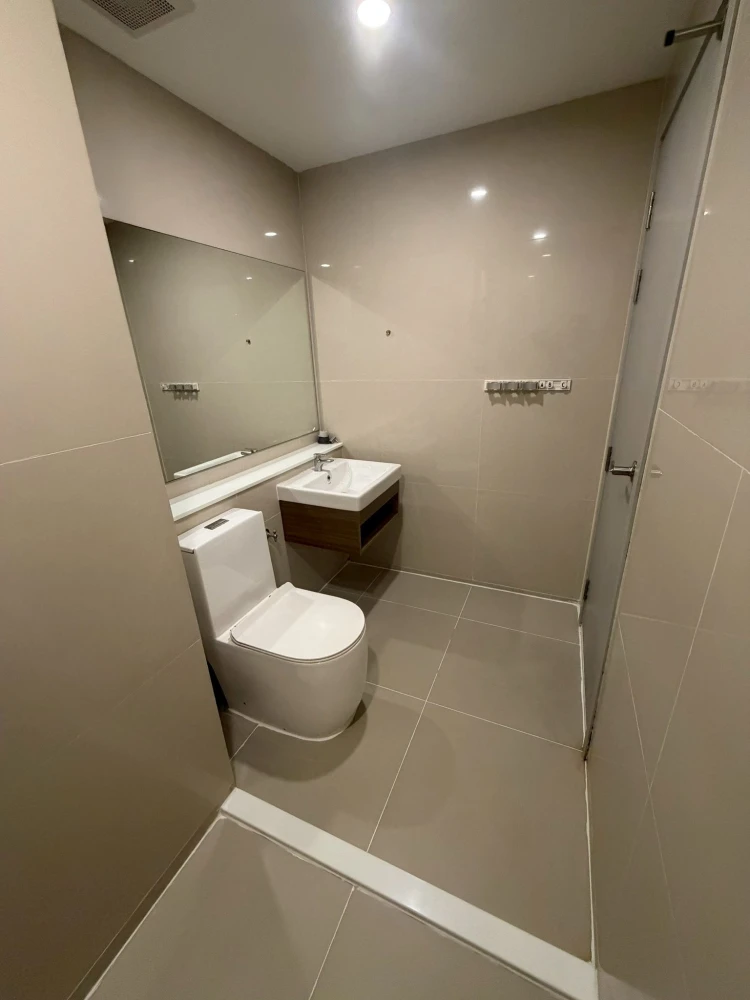 Selling Aspire Sukhumvit-Onnut, 1 bedroom, 1 bathroom unit with high-quality built-in furniture and complete amenities. Book now!