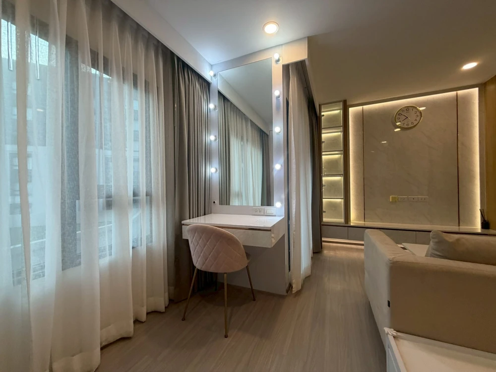Selling Aspire Sukhumvit-Onnut, 1 bedroom, 1 bathroom unit with high-quality built-in furniture and complete amenities. Book now!