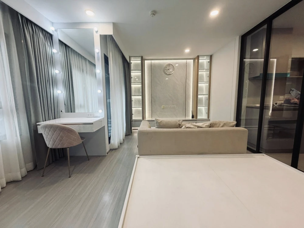 Selling Aspire Sukhumvit-Onnut, 1 bedroom, 1 bathroom unit with high-quality built-in furniture and complete amenities. Book now!
