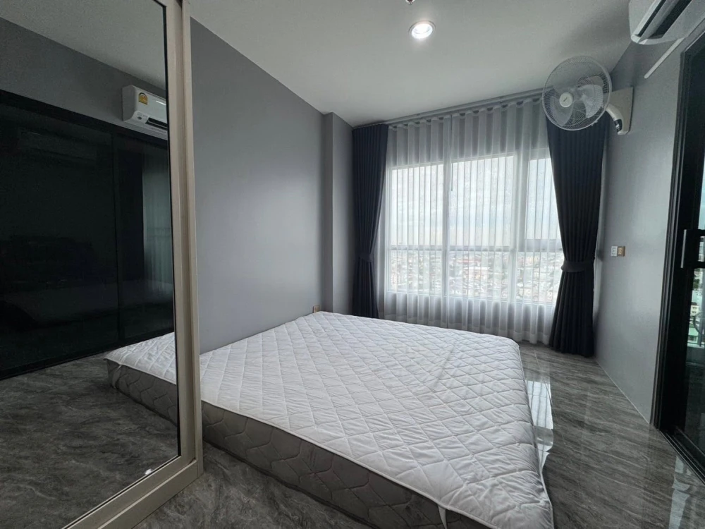 Selling Aspire Ngamwongwan apartment. The entire unit is tiled with granite, making it easy to clean, strong, and durable. Don't miss out!