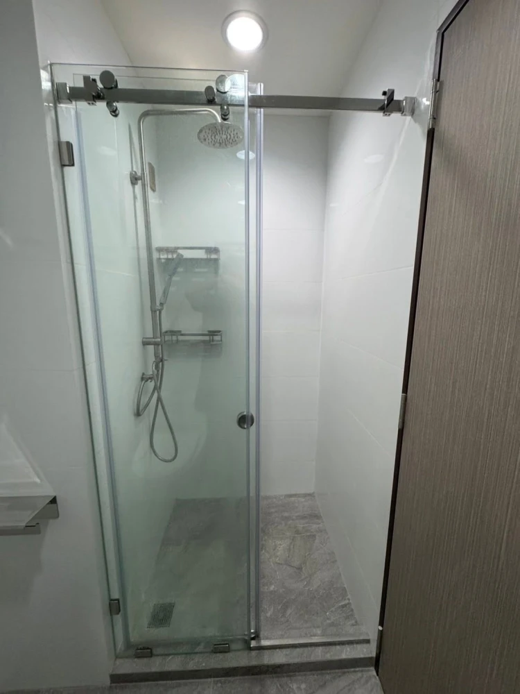 Selling Aspire Ngamwongwan apartment. The entire unit is tiled with granite, making it easy to clean, strong, and durable. Don't miss out!