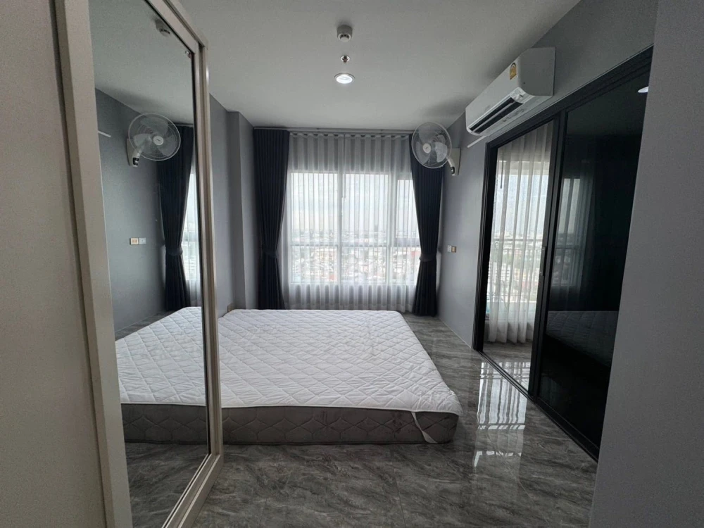 Selling Aspire Ngamwongwan apartment. The entire unit is tiled with granite, making it easy to clean, strong, and durable. Don't miss out!