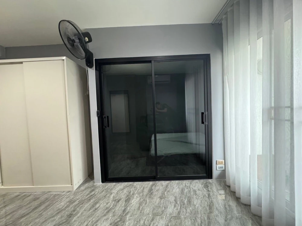Selling Aspire Ngamwongwan apartment. The entire unit is tiled with granite, making it easy to clean, strong, and durable. Don't miss out!