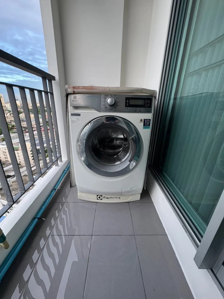 Selling Aspire Ngamwongwan apartment. The entire unit is tiled with granite, making it easy to clean, strong, and durable. Don't miss out!