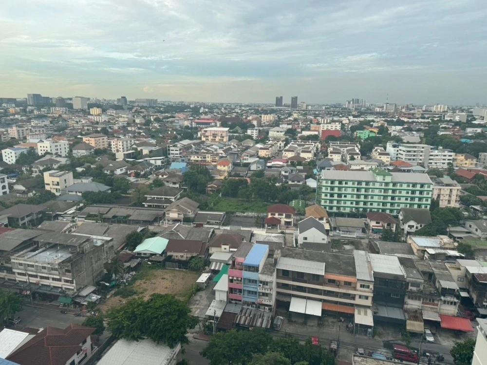 Selling Aspire Ngamwongwan apartment. The entire unit is tiled with granite, making it easy to clean, strong, and durable. Don't miss out!