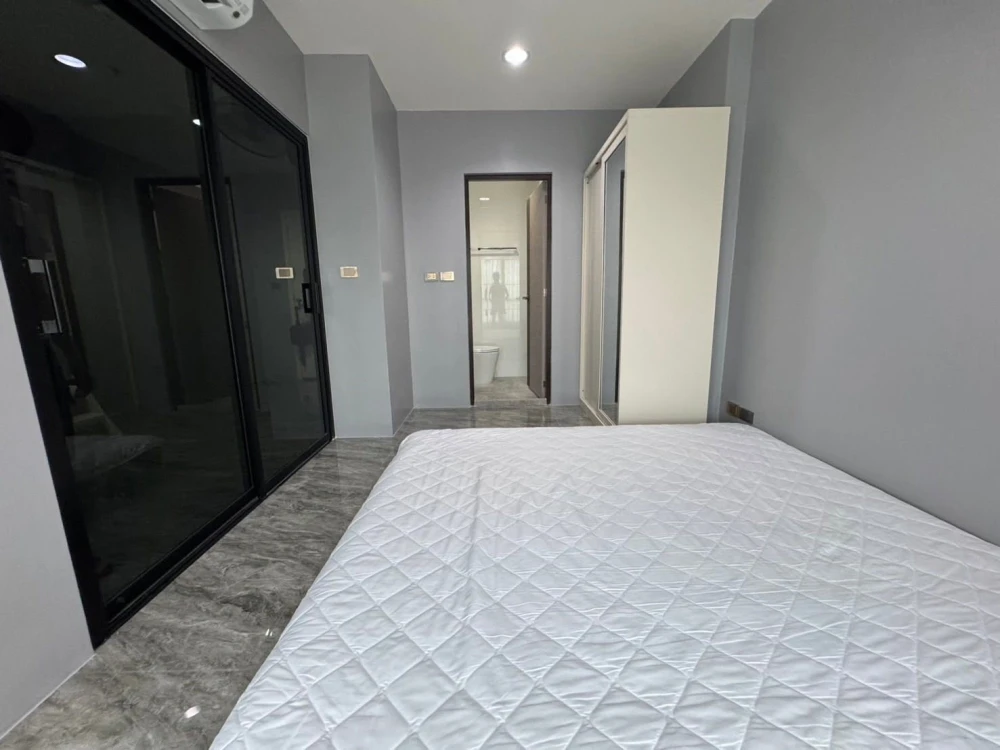 Selling Aspire Ngamwongwan apartment. The entire unit is tiled with granite, making it easy to clean, strong, and durable. Don't miss out!