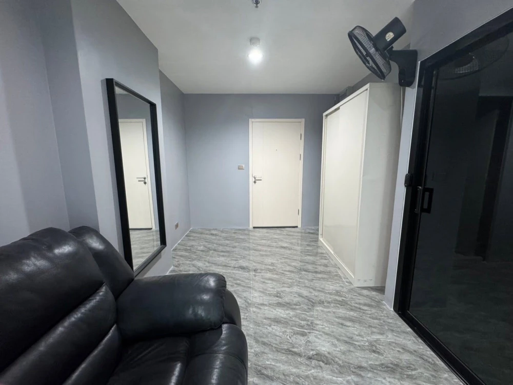 Selling Aspire Ngamwongwan apartment. The entire unit is tiled with granite, making it easy to clean, strong, and durable. Don't miss out!
