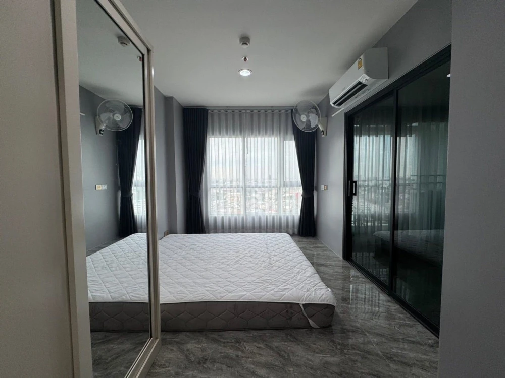 Selling Aspire Ngamwongwan apartment. The entire unit is tiled with granite, making it easy to clean, strong, and durable. Don't miss out!