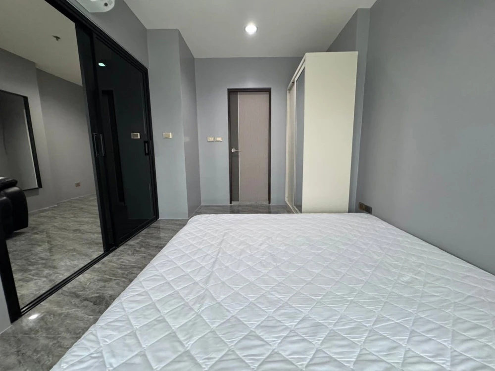 Selling Aspire Ngamwongwan apartment. The entire unit is tiled with granite, making it easy to clean, strong, and durable. Don't miss out!