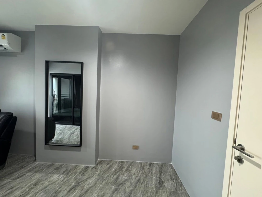 Selling Aspire Ngamwongwan apartment. The entire unit is tiled with granite, making it easy to clean, strong, and durable. Don't miss out!
