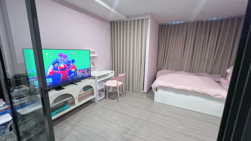 Selling Aspire Ratchayothin, studio room, city view, unfurnished, wallpapered. Hurry, limited availability!