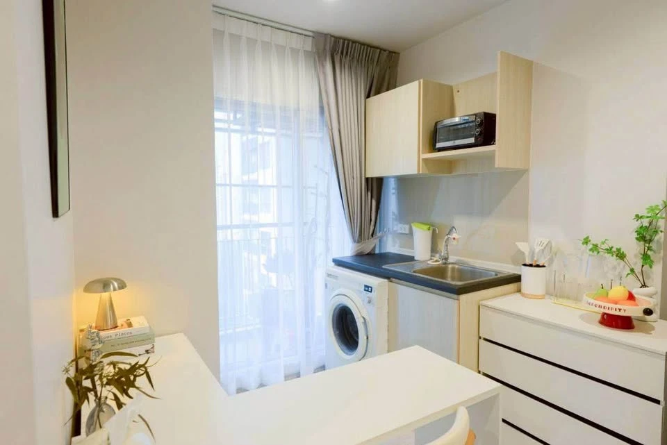 Selling Aspire Sathorn-Taksin (Timber Zone). Beautiful layout with clearly defined bedroom and living room zones. Lush, tranquil, and private Natural